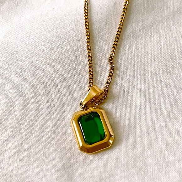 ⚜️𝟯𝟬%𝗢𝗙𝗙 𝗯𝘂𝗻𝗱𝗹𝗲𝘀 𝟯+⚜️ NEW Green Charm Stainless Steel Necklace - Picture 4 of 10